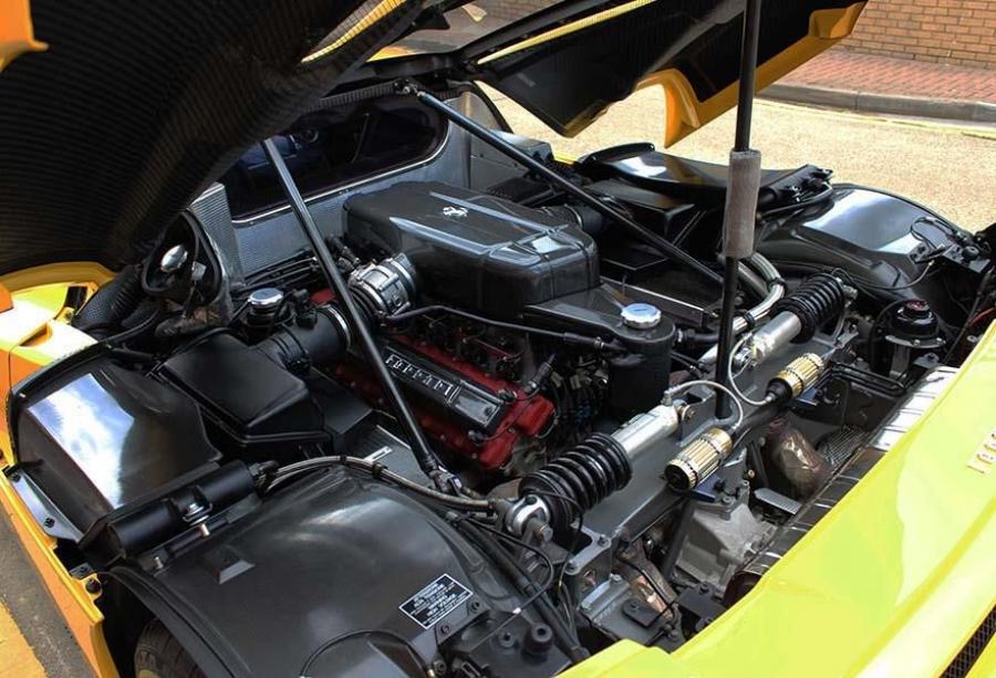 Моторный отсек Ferrari Enzo Giallo Modena 2003 года  (фото 10 из 12)